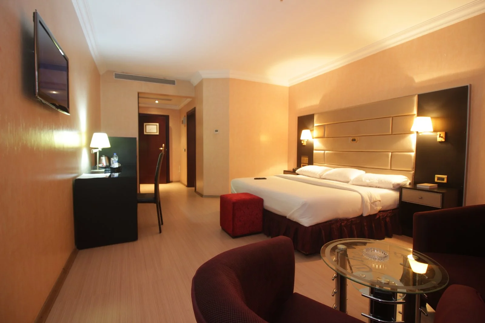 /web/uploads/116/Chesney Hotel/room-photos/Platinum/platinum_(two_bedroom)_suite1691053190.jpg